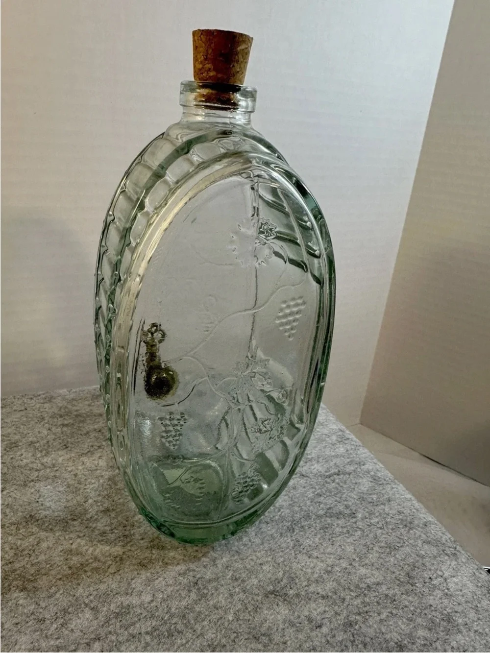 Vtg  Green Italian Glass Wine Dispenser Cork Top brass Spigot  Vine Design
